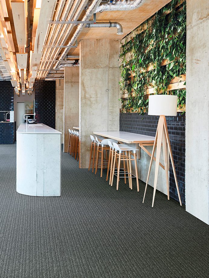 image 7 of 8 - Interfloor Linear Project-SDN - kleur 842 - Hotel eetruimte met groene wand & hout