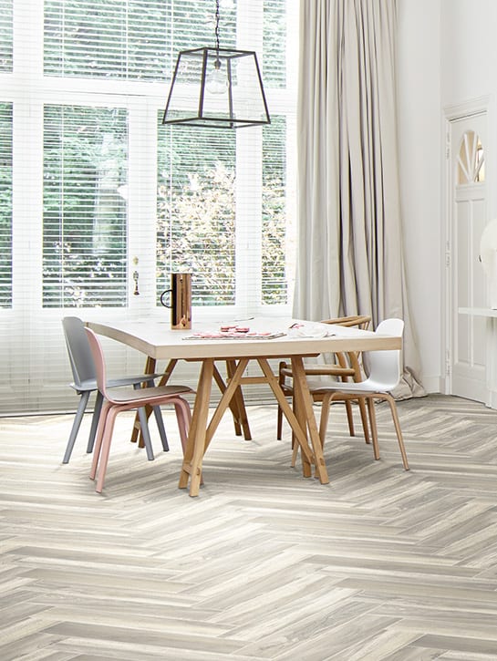 image 9 of 10 – Interfloor Dynamic Stone set 2017 – Visgraat dessin 118 – Eetkamer