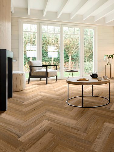 763_Interfloor-Dynamic-Wood-XL-Fishbone_Kleur-F15_Woonkamer-hout-haard-visgraten-pvc-vloer